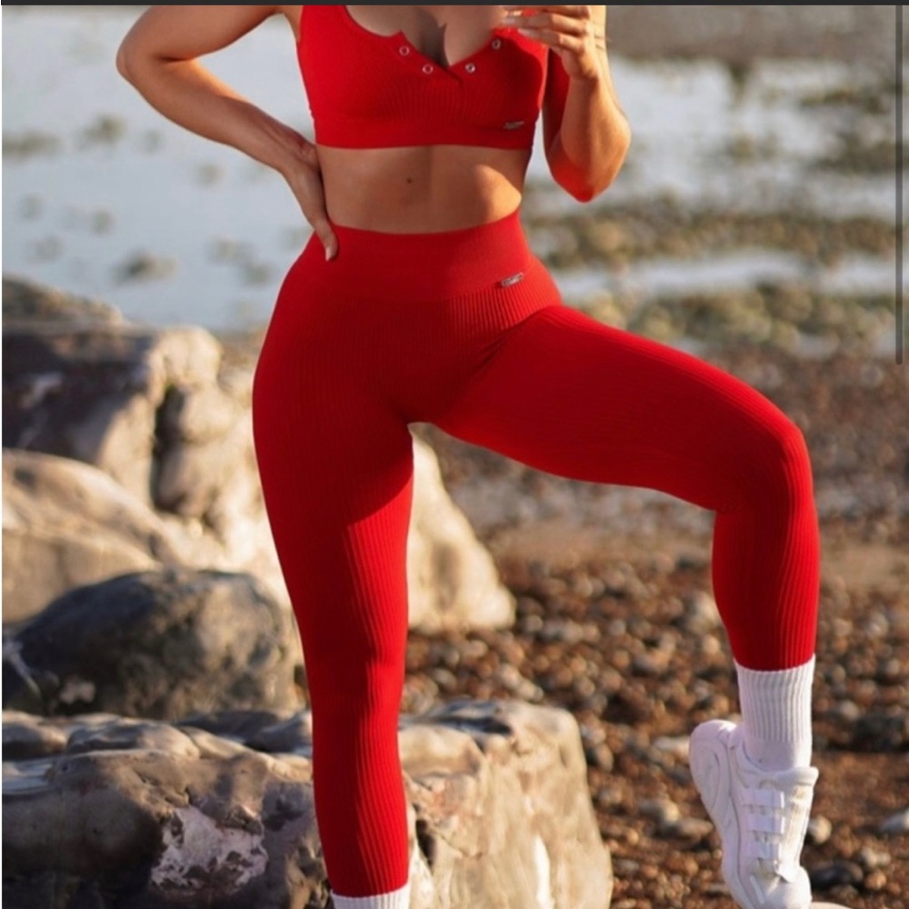 Bombshell ribbed leggings.